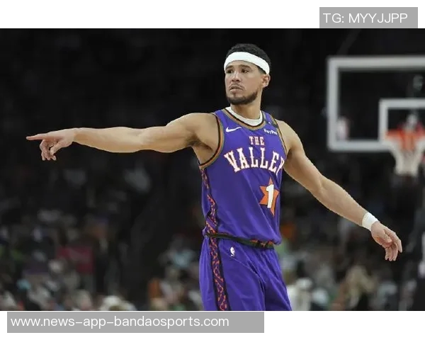 布克手感不佳依靠罚球逆袭18投7中贡献27分4篮板4助攻